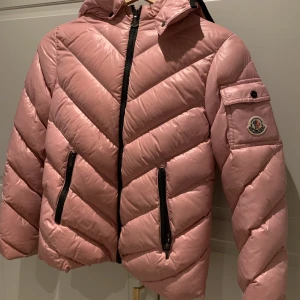 Moncler jacka - Moncler jacka. Mycket gott skick. Storlek 152 (12 år). Köpt på NK i Stockholm. 