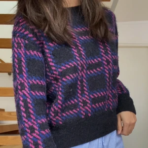 & other stories tröja  - Säljer denna jättemysiga stickade tjocktröja från & other stories. Skicket är bra och materialet är en blandning av alpacka, ull och polyamid💓