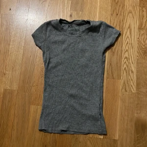 T-shirt - Figursydd t shirt som sitter bra på i storlek xs