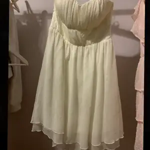 Säljer denna fina vita klänningen från bikbok, finns ej längre att köpa. 