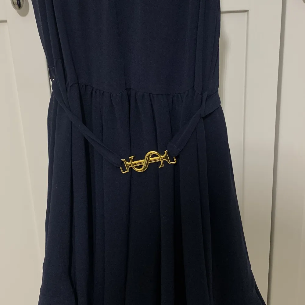 Mörkblå klänning från Ida Sjöstedt med gulddetaljer. Finns inte längre att köpa. . Klänningar.