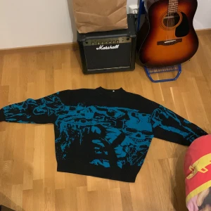 weekday stickad tröja - fire stickad från weekday. den e storlek XS men sitter som en M. inga flaws. kan posta eller mötas upp i malmö. pris är diskuterbart