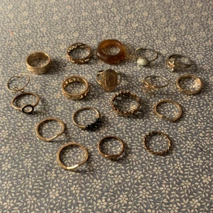 Guld ringar - Guldiga ringar  Köp en för 10 eller alla för 80 kr
