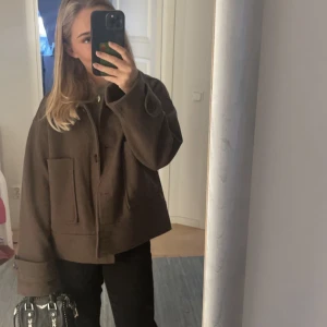 Brun kort kappa  - Brun kort kappa från Kappahl i jättebra skick. Storlek M, nypris 900kr❤️❤️