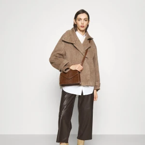 Kappa - Beige kort kappa från arket. Använt några fåtal gånger. Köpte för 1500kr. Skriv privat för fler bilder💕