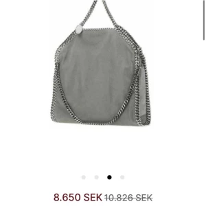 Stella McCartney väska  - Lägger ut denna väska på intressekoll! Perfekt väska till allt passar allt och man får plats med väldigt mycket❤️ ett litet litet hål på bak sidan som inte syns!❤️är även öppen för byten!