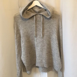 Stickad hoodie - Grå stickad hoodie från H&M!