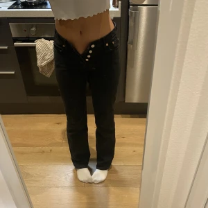 Weekday pin mig straight jeans  - Säljer mina absoluta favoritjeans som jag tyvärr inte längre kan knäppa då jag tyvärr köpte för liten storlek!  Storlek w25 och är absolut perfekt för mig 167 cm!   Köpa för 600 och använda under 10 gånger! 