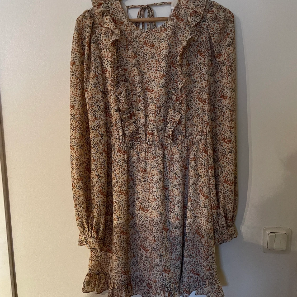 Jättefin klänning med miniblommönster och volang