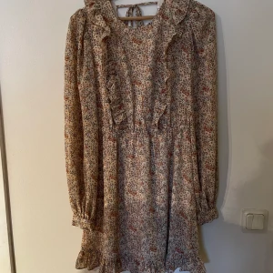 Jättefin klänning med miniblommönster och volang - Passar både på sommaren och på hösten med strumpbyxor, i princip aldrig använd så väldigt fint skick