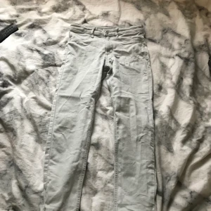 Gråa midwaist jeans - Jättefina gråa jeans som är i jättebra skick och köparen står för frakt😊