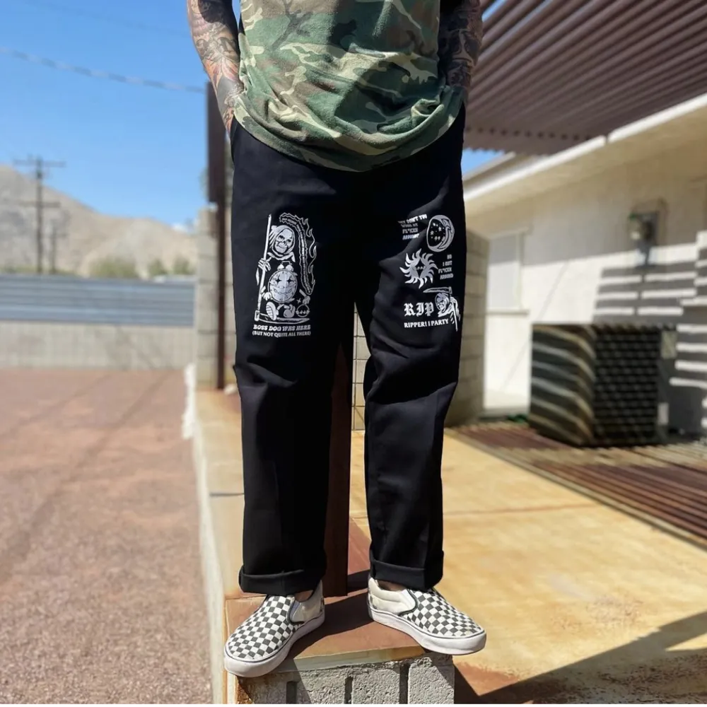 Oanvända Dickies med print från kaliforniska märket Boss Dog www.bossdogart.com säljes pga för små. Nypris inkl frakt blir över 1000 kr. . Farkut & Housut.