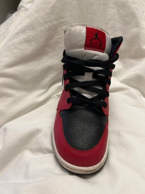 Nike air Jordan 1 mid strl 38 - Sparsamt använda air Jordan mid
