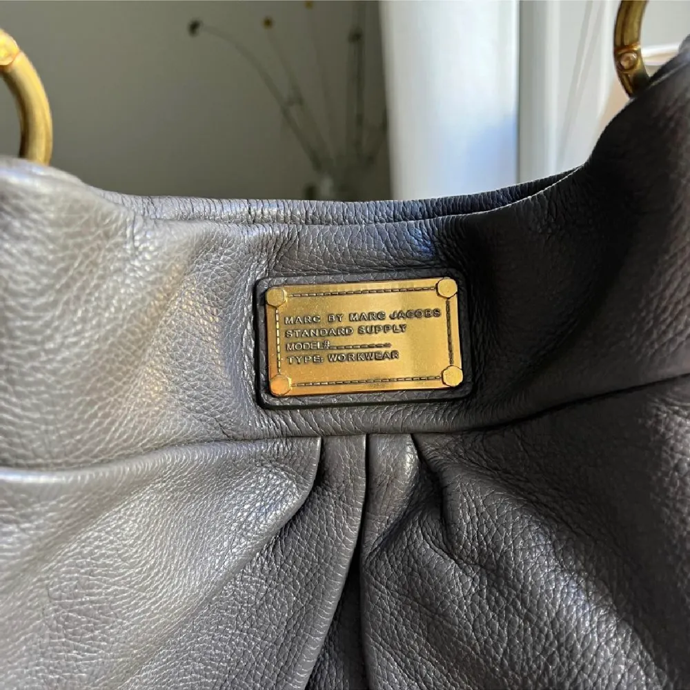 Marc jacobs väska i modellen Hillier hobo bag. Inköpt i New york 2014, sparsamt använd och inga synliga märken på väskan.   🪩Säljer för 2000kr eller högstbjudande🪩  Kan mötas upp i Stockholm eller skicka. . Väskor.