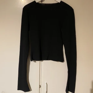 Adsgn topp - Superfin tröja från adsgn, aldrig använd då den vart för stor för mig. Den har fått två revor från tvätt men det är inget som stör enligt mig.
