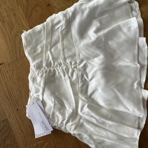 Kjol - Oanvänd då den är för liten. Köpt på Bershka på Rhodos så kunde inte lämna tillbaka när jag insåg det 🙈 Skriv privat om du är intresserad eller har några frågor ❣️❣️100kr exkl frakt❤️