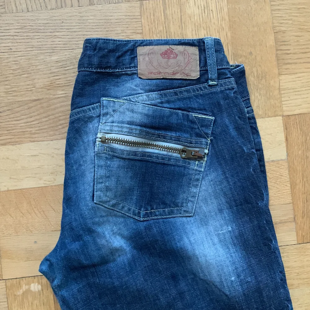 Såå snygga lågmidjade jeans från Fornarina!💙 Coola detaljer på fickorna och blekta lite här och där🤘🤩 Midjemåttet tvärs över är 39cm, Innerbenslängd 84cm💙 Har tyvärr ingen bild hur de sitter på då de är för stora för mig😫. Jeans & Byxor.