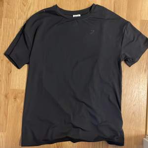 Gymshark x Whitney V3 oversized t-shirt i färgen black med text på ryggen. Fint skick!🌸