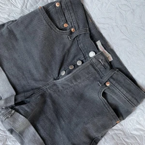 Shorts - Säljer mina Levi’s shorts. Dem är typ helt oanvända, jätte fina o sköna och ha på sig. Köpta för 500kr men säljer för 200kr! Har fickor även fram och är hög midja. Mörkgråa med många knappar🤍skriv om ni har frågor
