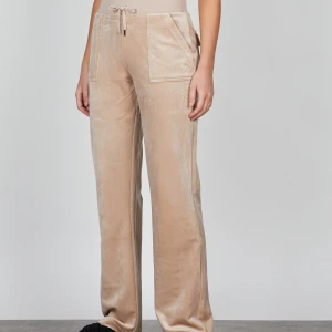 Juicy couture byxor - Säljer mina beiga juicy couture byxor i storlek S, då modellen är för stor för mig som är en xxs. Jätte fint skick, använda två gånger.