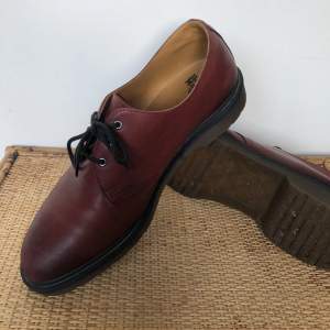 Dr. Martens burgundy derbies, size 45. Good shape. Nypris: 1600:-