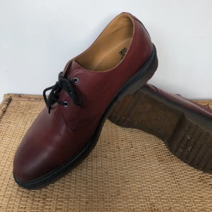 Burgundy Derbies, Dr Martens - 45 - Dr. Martens burgundy derbies, size 45. Good shape. Nypris: 1600:-