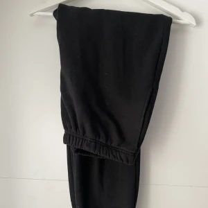 Svarta mjukisbyxor - Säljer ett par svarta mjukisbyxor från Gina tricot. Använda ca 3ggr väldigt fint skick. Strl L