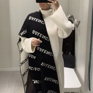 Balenciaga halsduk - Helt ny oanvänd, ÄKTA halsduk från Balenciaga, tillkommer prislappen från halsduken & även ett kvitto från Vestiare Collective.   Nypris: 5000 kr  Mitt pris: 2999 kr