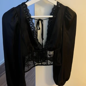 Zara tröja - Säljer den populära Zaratröjan. Den är helt ny och har alla knappar kvar. Nypris 399 kr  Tänker 300 kr inklusive frakt! 