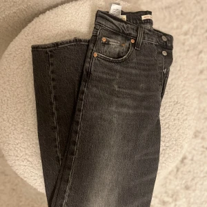 Levis jeans nya gråa ribcage straight ankle 25 - Strl 25 Aldrig använda