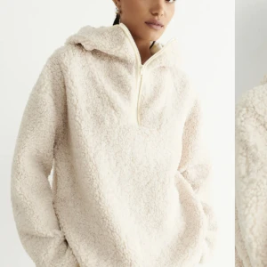 Teddy fleece - Oanvänd & slutsåld teddyfleece med halfzip och luva. Det är en xs men är lite ovesized. Enbart testad på. Köpt för 400kr säljer för 200kr med frakten inkluderad!!! Pris kan diskuteras!!