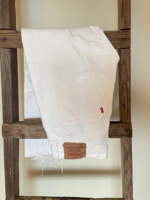Levis jeans - Vita Levis jeans i strl W32L32, avklippta nertill. Skick 8/10