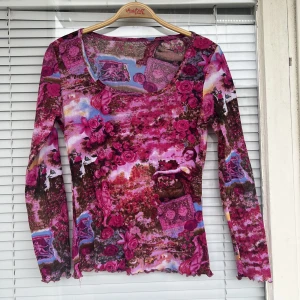 Vintage topp - Vintage meshtopp köpt i Paris säljes. Fint skick, ingen tag på storlek men upplevs som en normal S. 