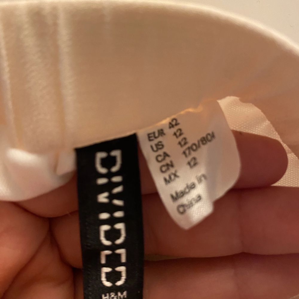 Super fin mesh kjol ifrån h&m i stl 42. I en ljus ljus rosa färg. Frakten kostnaden skickar jag till dig om du är intresserad🫶. Kjolar.