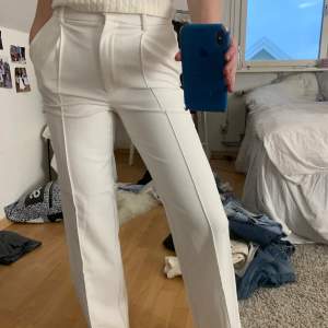 Vita kostymbyxor från Hanna schönbergs kollektion med NA-KD. Fint & bra material