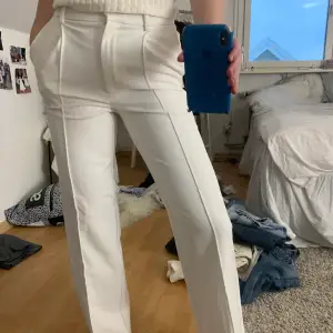 Vita kostymbyxor från Hanna schönbergs kollektion med NA-KD. Fint & bra material