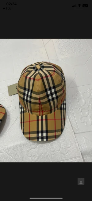 Burberry keps  - Säljer denna oanvända burberry keps slå till inna det är försent. Denna modellen är og och går inte att hitta 