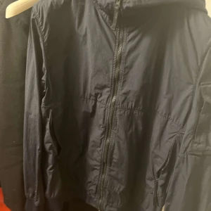 Stone Island Jacka - Säljer då min stone Island jacka som är i väldigt bra skick inte använd speciellt mycket, säljes för att den har blivit förstor.  Jackan är köpt för 8.000 vid inköp. 