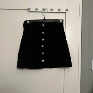 A-linjeformad minikjol från Gina Tricot  - Strl. 34, fint skick.