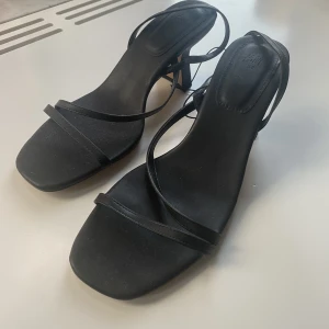 Klackskor  - Sjukt snygga svarta klackar!!! Perfekta att ha när man ska ut och klä upp sig eller bara med ett par jeans!! Dem är aldrig använda💕💕💙