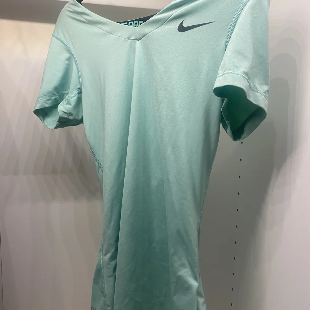 Säljer denna gröna/blåa tränings toppen ifrån Nike! Passar både S och M🤩. Hoodies.