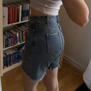 Fett heta jeansshorts i längre modell