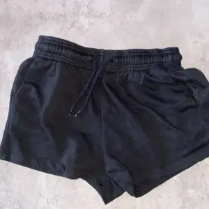 Säljer dessa shorts för att det har blivit för små det är knappt använda 