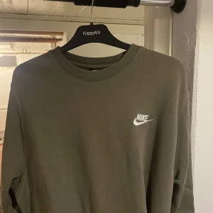 Nike tröja  - Olivgrön Nike sweatshirt köpt från Nikes affär. Tröjan är i storlek M och i bra skick