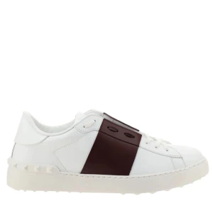Valentino Garavani Rockstud  - ” Valentino Garavani Rockstud red colorway”  - Kondition: 10/10 (brand new). - Storlek: 41.  - Nuvarande pris på marknaden: 5999kr.  - Köp för 4799kr.  - Som vanligt erbjuder vi fri frakt runt hela EU.  - Kontakta oss för fler frågor. 