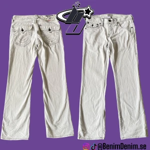 straight true religion jeans - ett par vita true religion jeans! plagget har defekter så kom dm få att få bild på fläckarna, (därav priset) modellen är 180cm midja rakt över, 43cm🖤 innerben, 83cm🖤 ytterben, 108cm🖤 PRISET ÄR INTE FAST‼️ 