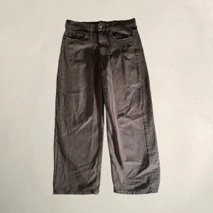 Weekday lee jeans - Dunder gråa baggy jeans. Jag har färgat de gråa. De har lite hål och slitningar men mycket liv kvar och syns inte när man använder de