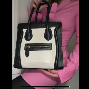 Väska  - Svart vit väska rätt så använd så säljer den billigt ✨fråga för mer bilder ☺️