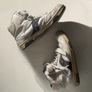 vintage skor - Vintage skor i dunder skick. Jätte najs med baggy jeans. De saknar sula därav priset