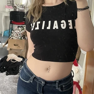 cool topp - från newyorker, i fint skick. storlek XXS men mer som en XS. frakt 45kr 💕